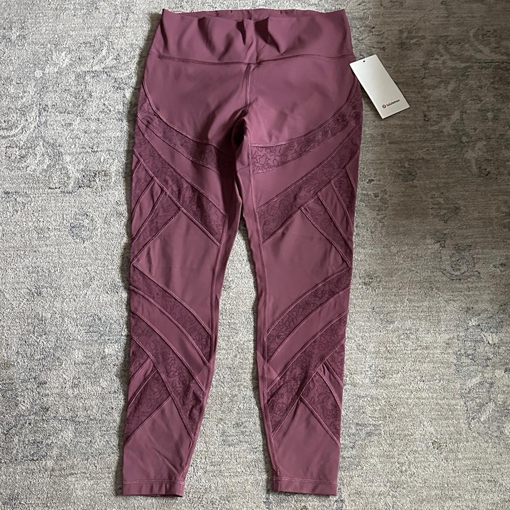 Lululemon Wunder Under tight 28” Flk
Size 12
Color:plumful
NWT